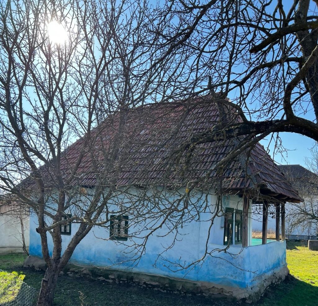 Interior tradițional al punctului gastronomic
