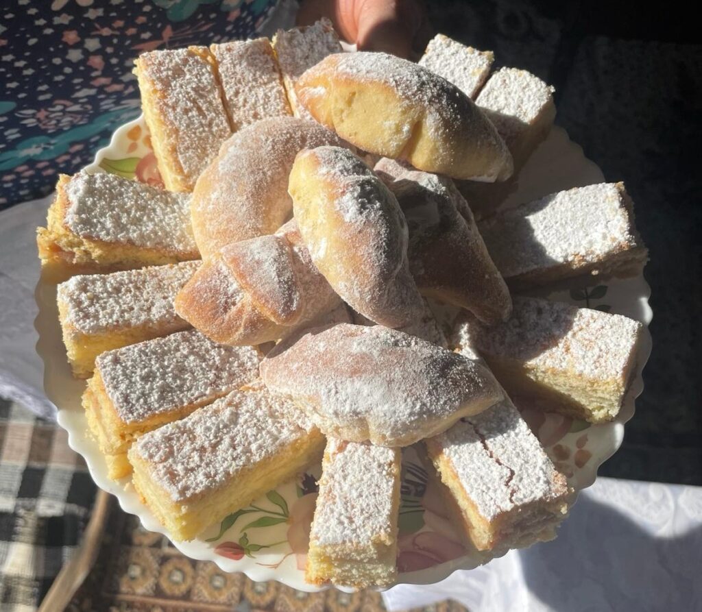 Mâncare tradițională servită la La Ana