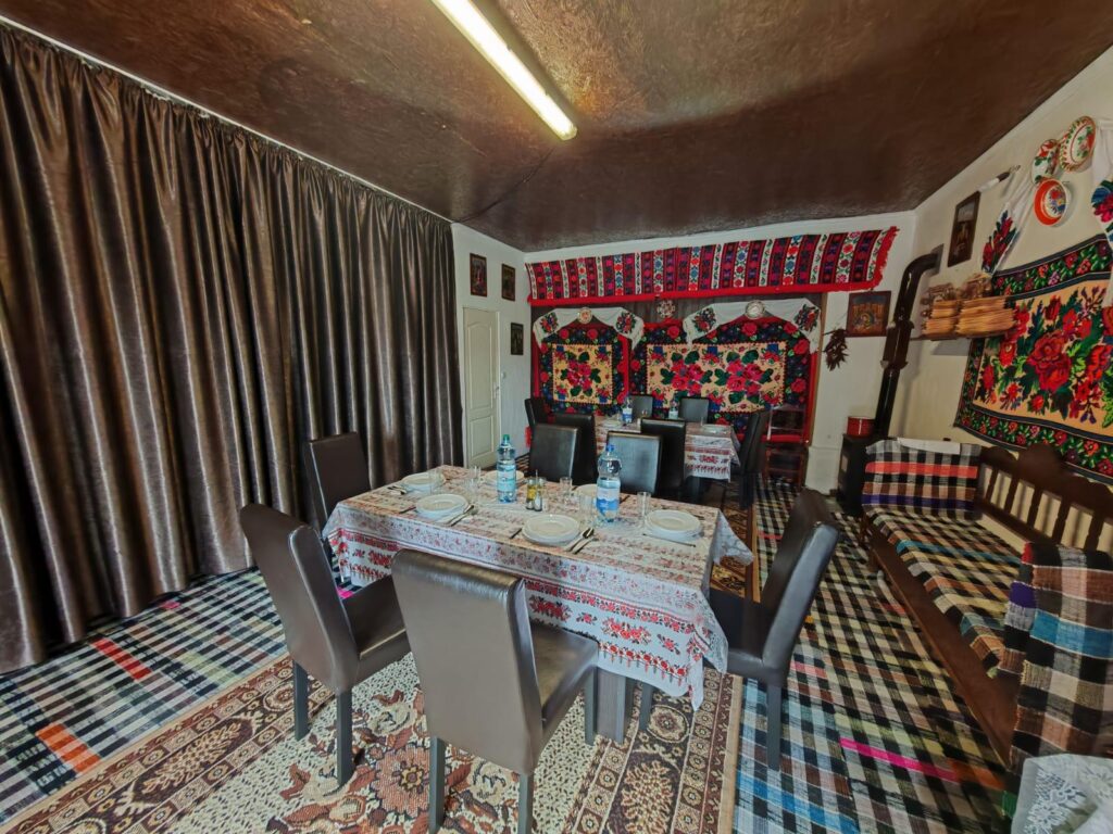 Masa tradițională servită la punctul gastronomic local La Ana în Țara Oașului